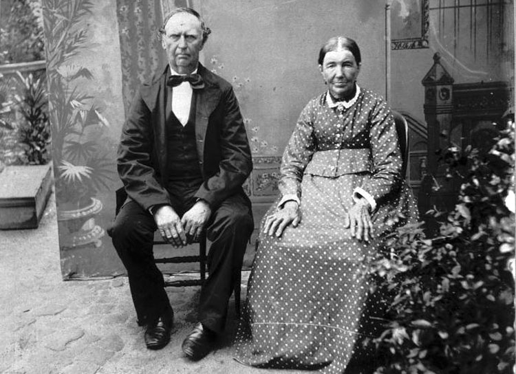 Boerenkolonist Gijsbertus Overeem met zijn vrouw in Suriname in 1893. © Julius Eduard Muller
