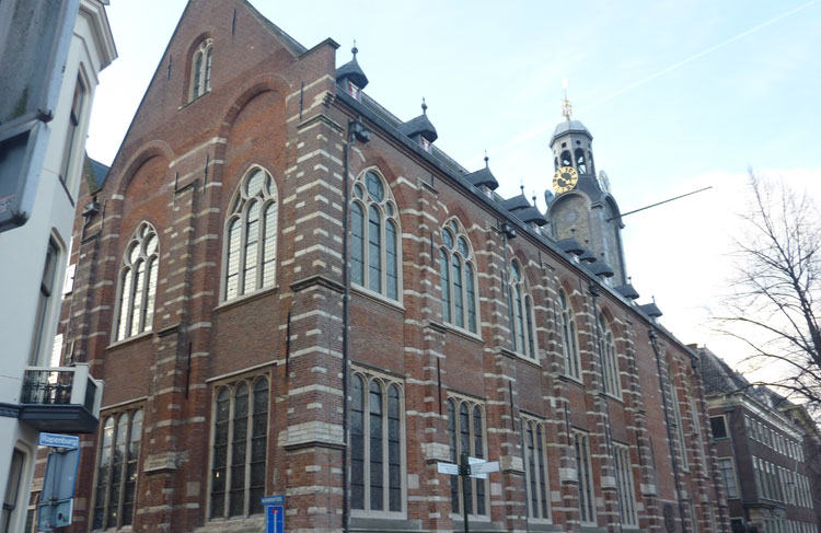 Een universiteitsgebouw op het Rapenburg in Leiden. © Wikimedia Commons