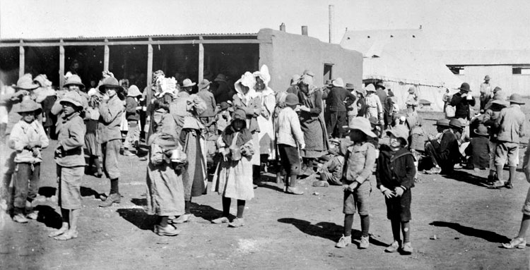 Boerenvrouwen en -kinderen in een Brits concentratiekamp in 1901, tijdens de tweede Boerenoorlog. © Wikimedia Commons