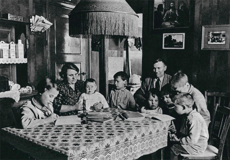 Een Limburgs mijnwerkersgezin in 1935. © Jan Willemsen