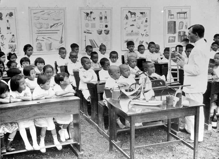 Een klas op Java in de jaren 30 of 40 van de 20e eeuw. © Isidor Arras Ochse