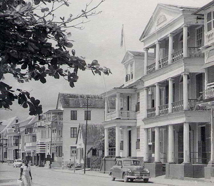 Paramaribo, de hoofdstad van Suriname, in 1955. © Ted Hill