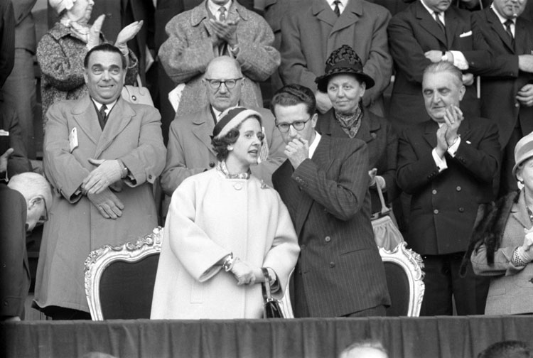 Koning Boudewijn en koningin Fabiola in 1961, tijdens een voetbalwedstrijd. © Harry Pot