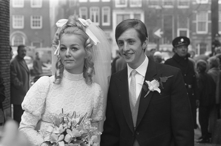 Johan Cruijff en zijn vrouw Danny in 1968. © Nationaal Archief Fotocollectie/Anefo