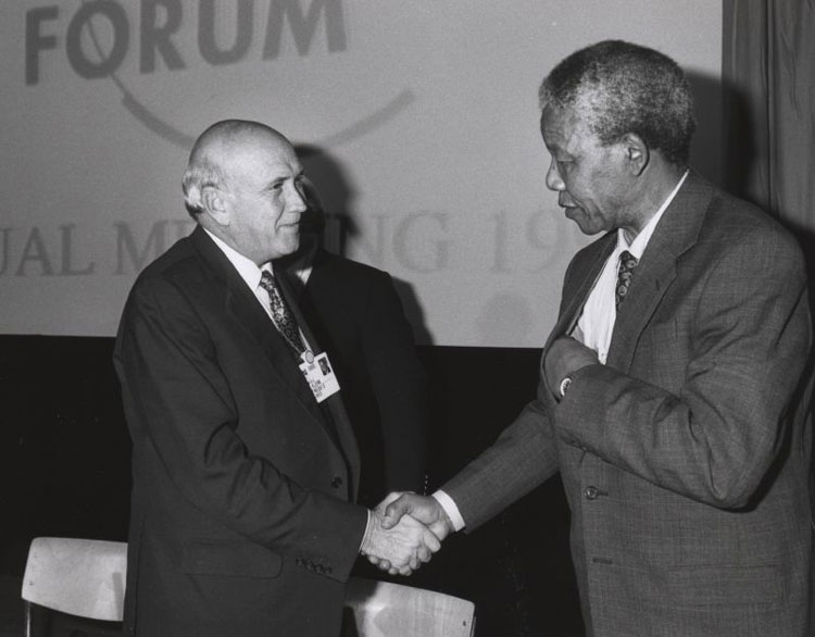 President van Zuid-Afrika, Frederik de Klerk, schudt de hand van anti-apartheidsstrijder Nelson Mandela in 1992. © World Economic Forum