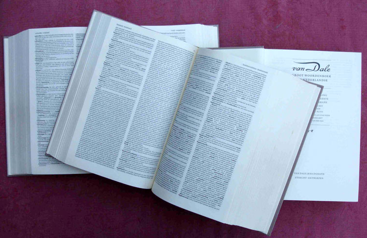 Het woordenboek van Van Dale. © Wikimedia Commons