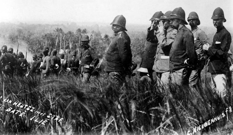 Luitenant-generaal J.B. van Heutsz met zijn staf op het slagveld in 1901.