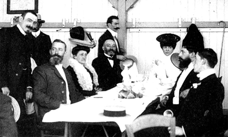 Twee voorvechters van het esperanto, Zamenhof (vierde van links) en Michaux (eerste van links) op het eerste Esperanto Congres in Boulogne in 1905. © UEA