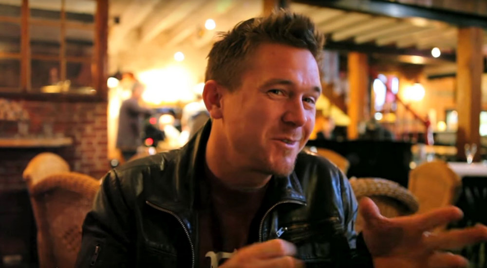 Johnny de Mol: 'Het was lastig. Ik heb behoorlijk veel peentjes gezweet.' <em>Foto: still uit de video.</em>