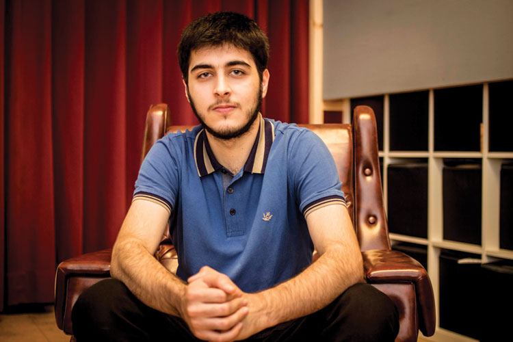 Abdurrahman Ekinci (19): 'Hoewel ik alle grammatica en theorie ken, blijft de praktijk moeilijk.' © Sien Wevers