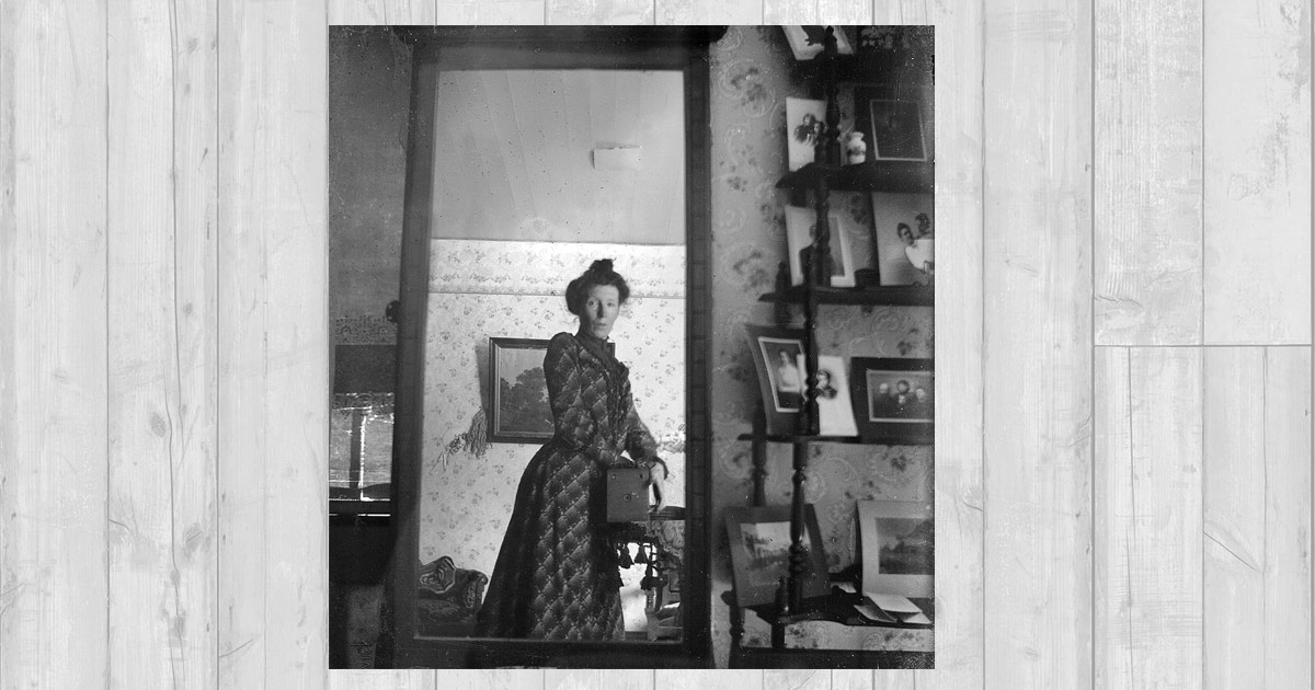 Een onbekende vrouw maakt rond 1900 een selfie met een boxcamera.