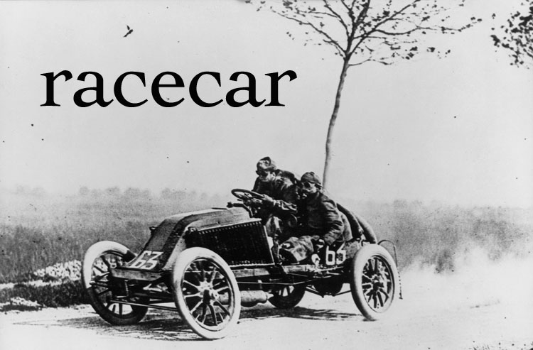 Marcel Renault in een racecar in 1903. Racecar is een palindroom.