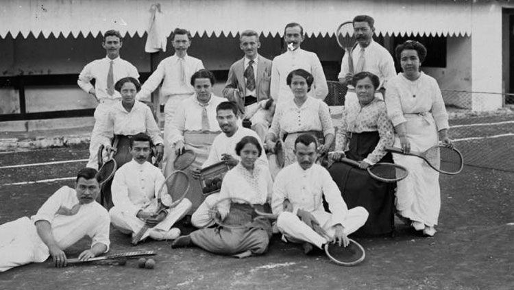Portret uit 1917 van een Europese/Indo-Europese vriendengroep op de tennisbaan in Nederlands-Indië.