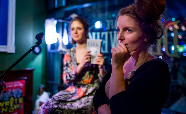 Tijdens de kick-off in Café De Ouwehoer in Rotterdam vertelden Lize Spit, de winnaar van de jury- en publieksprijs 2013 (rechts) en Mirke Kist (winnaar juryprijs 2015) over hun deelname aan Write Now!