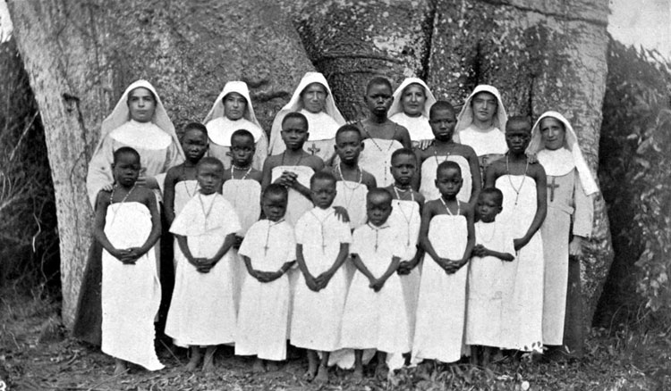 Missiezusters rond 1900 in Moanda, Congo.
