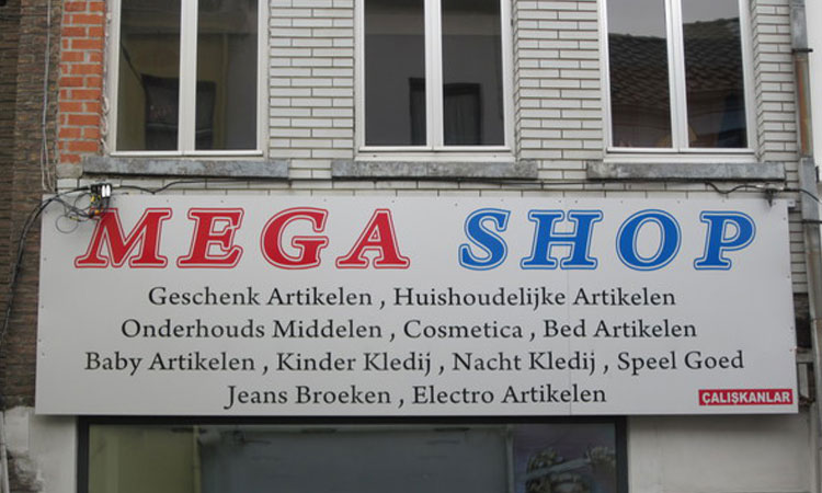 Een overdaad aan misplaatste spaties. Dampoortstraat, Gent, België. © Maartje Luif