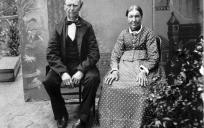 Boerenkolonist Gijsbertus Overeem met zijn vrouw in Suriname in 1893. © Julius Eduard Muller