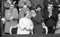 Koning Boudewijn en koningin Fabiola in 1961, tijdens een voetbalwedstrijd. © Harry Pot