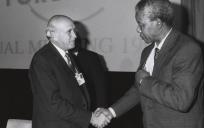 President van Zuid-Afrika, Frederik de Klerk, schudt de hand van anti-apartheidsstrijder Nelson Mandela in 1992. © World Economic Forum