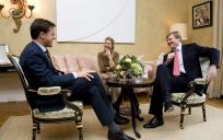 Mark Rutte, Máxima en Willem-Alexander. © Henk-Jan van der Klis