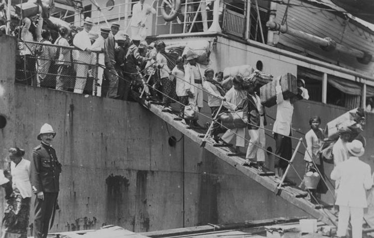 Javaanse immigranten op de loopplank van een passagiersschip dat hen naar Suriname bracht, omstreeks 1920-1930.