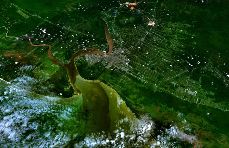 De monding van de rivier de Suriname, bij Paramaribo, Suriname. © NASA