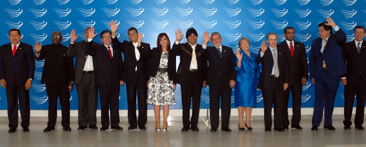 De presidenten van Zuid-Amerikaanse landen in 2008. Ronald Venetiaan,op dat moment president van Suriname, is de tweede van links. © Agência Brasil