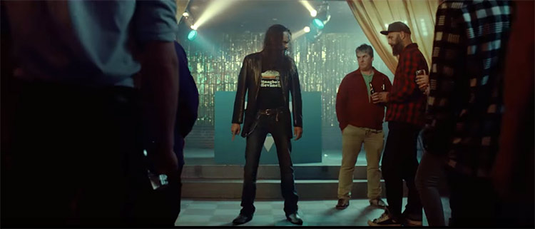Ik voel den beat en goan nor 't midde van de vloer. <em> Foto: still uit de video.</em>